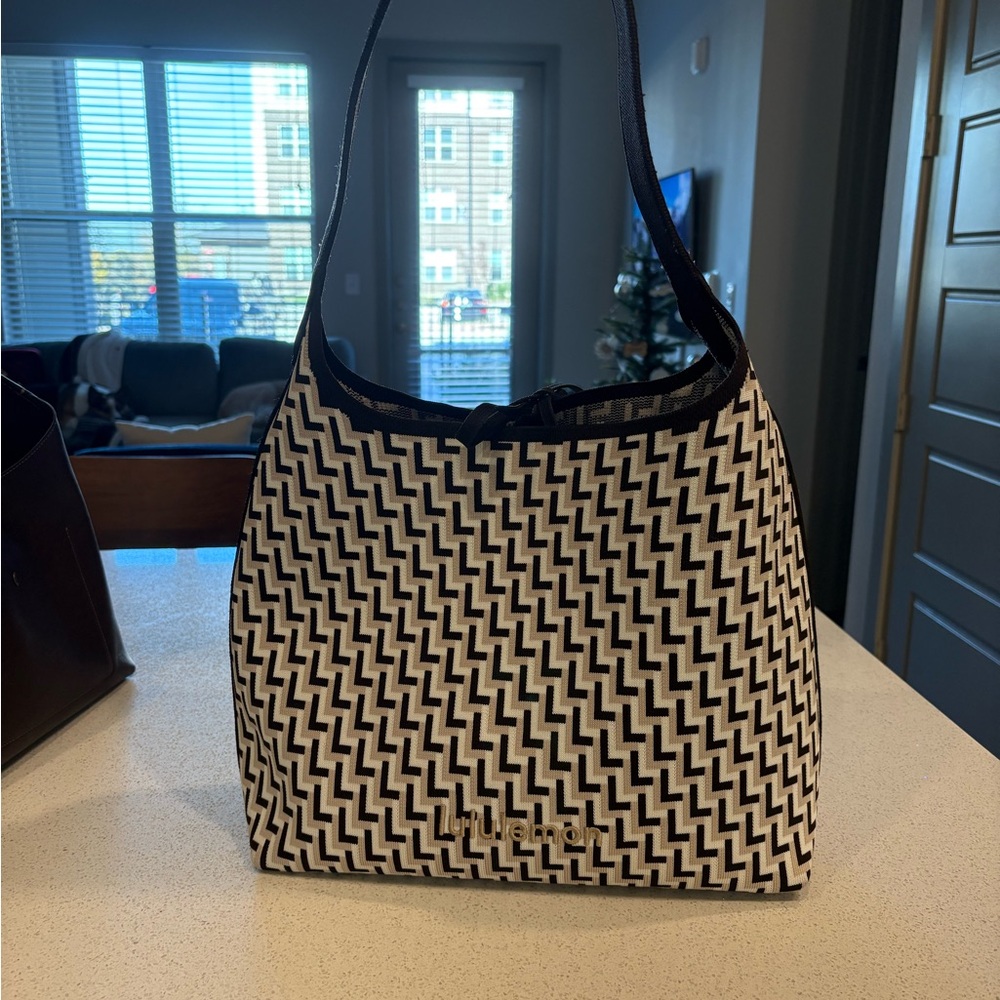 Lululemon large knit tote bag 12L